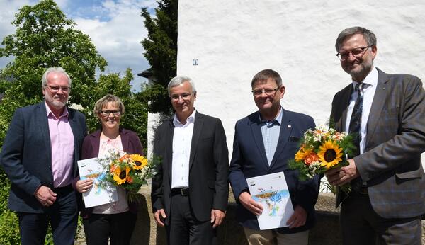 Bild vergr&ouml;&szlig;ern: Landrat Rolf Keil gratulierte den beiden Teilnehmern bei "Unser Dorf hat Zukunft 2022". Wohlhausen landete auf dem 1. Platz, Rotschau  belegte Platz 2.