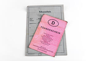 Bild vergr&ouml;&szlig;ern: Ein Bundesdeutscher -F&uuml;hrerschein sowie ein BRD-F&uuml;hrerschien