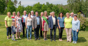 Bild vergr&ouml;&szlig;ern: Bei ihrer diesj&auml;hrigen Tour durch das Vogtland statteten die Mitglieder der Landunion Sachsen auch den Irfersgr&uuml;ner Landfrauen einen Besuch ab.