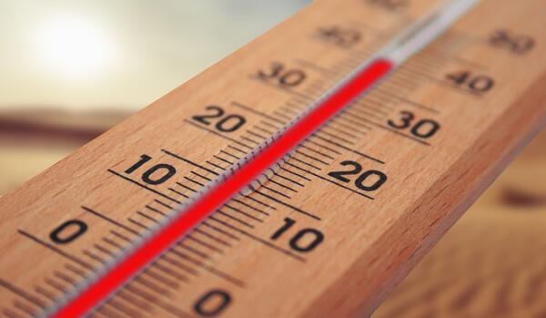 Bild vergr&ouml;&szlig;ern: Thermometer das Hitze anzeigt