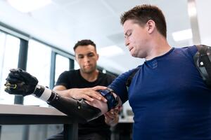 Bild vergr&ouml;&szlig;ern: s Bild zeigt einen Mann, dem eine Armprothese angepasst wird.