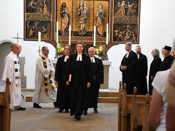 Bild vergr&ouml;&szlig;ern: Pfarrerin Beatrice Rummel und Pfarrer Hans-J�rg Rummel werden von der Superintendentin des Kirchenbezirks Vogtland, Ulrike Weyer (Mitte) verabschiedet.