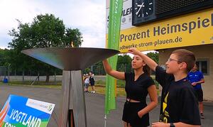 Bild vergr&ouml;&szlig;ern: Mark Tropsch und Sara Garboarava vom F&ouml;rderschulzentrum in Markneukirchen entz&uuml;ndeten das olympische Feuer der Vogtlandspiele 2022