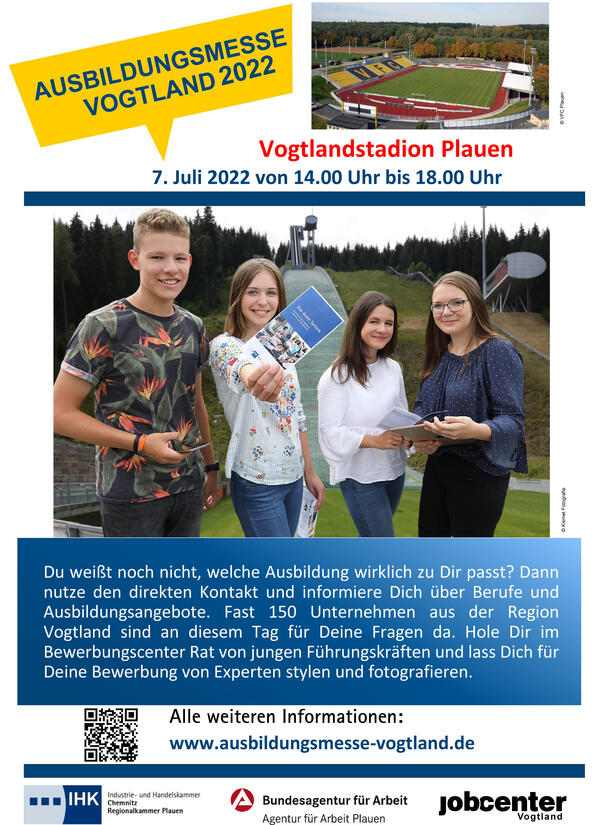 Bild vergr&ouml;&szlig;ern: Das Bild zeigt das Plakat zur diesj�hrigen Ausbildungsmesse Vogtland. Vier Jugendliche (drei M�dchen und ein Junge) stehen vor der Schanze der Vogtlandarena in Klingenthal. Sie halten einen Flyer in die Kamera.