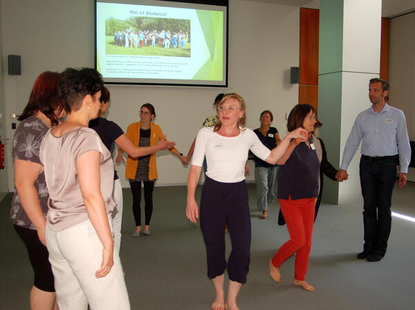 Bild vergr&ouml;&szlig;ern: Im Workshop Biodanza vermittelte die Lehrerin Erlebnisse und Erfahrungen, das Musik und Tanzen zur eigenen Identit�t beitr�gt.
