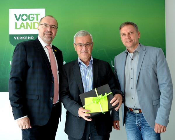 Bild vergr&ouml;&szlig;ern: Landrat Rolf Keil (Mitte) wurde in diesen Tagen offiziell vom ZVV in den Ruhestand verabschiedet.