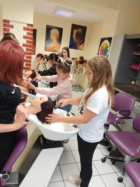 Bild vergr&ouml;&szlig;ern: Kleine Friseure im BSZ �Anne Frank� Au�enstelle Falkenstein