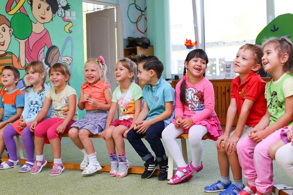 Bild vergr&ouml;&szlig;ern: Das Bild zeigt Kinder im Kindergarten