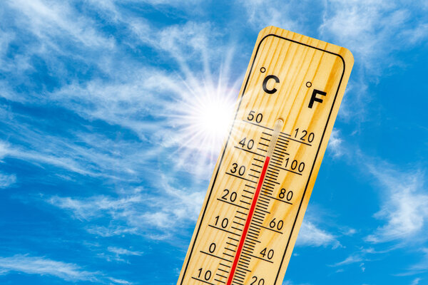Bild vergr&ouml;&szlig;ern: Das Bild zeigt ein Thermometer und eine Sonne im Hintergrund.
