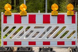Bild vergr&ouml;&szlig;ern: Das Bild zeigt einen Zaun als Durchfahrtsverbot