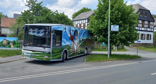 Bild vergr&ouml;&szlig;ern: Das Bild zeigt die Fahrbibliothek am Haltepunkt Pfaffengr�n.