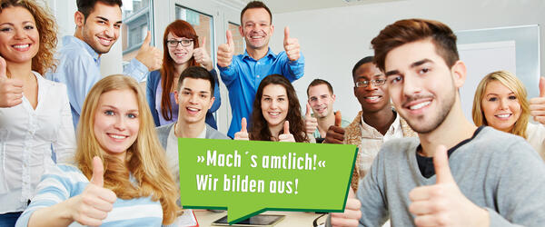 Bild vergr&ouml;&szlig;ern: Das Bild zeigt Azubis die den Daumen nach oben halten. Im Vordergrund steht der Schriftzug "Mach's amtlich!" Wir bilden aus!