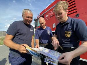 Bild vergr&ouml;&szlig;ern: Das Bild zeigt die Besprechung kurz vor dem Start: Christian Weck (F&uuml;hrungsassistent der Reichenbacher FFW), der Oelsnitzer Stadtwehrleiter Jens Jacob und Kreisbrandmeister Gerd P&uuml;rzel (v.l.)