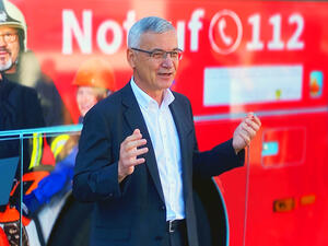 Bild vergr&ouml;&szlig;ern: Landrat Rolf Keil w&auml;hrend seiner Rede anl&auml;sslich der &Uuml;bergabe des Ehrenamtsbusses