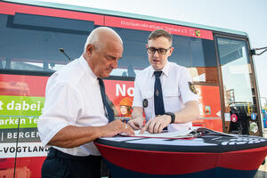 Bild vergr&ouml;&szlig;ern: Andreas Schubert, Verbandsvorsitzender des Kreisfeuerwehrverbandes Vogtland e. V. (KFV) und Daniel L&ouml;wenhagen, Gesch&auml;ftsf&uuml;hrer des KFV - von links.