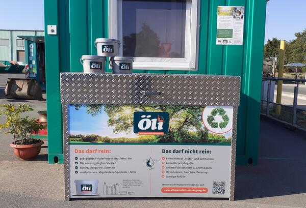 Bild vergr&ouml;&szlig;ern: Sammelbox und �li-Eimer am Wertstoffhof Oelsnitz