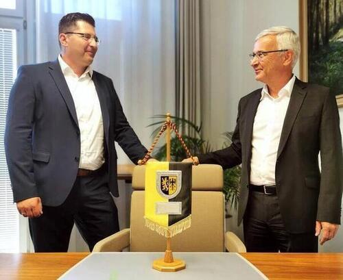 Bild vergr&ouml;&szlig;ern: Auf dem Bild sieht man den scheidenden Landrat Rolf Keil und seinen Nachfolger Thomas Hennig (links).