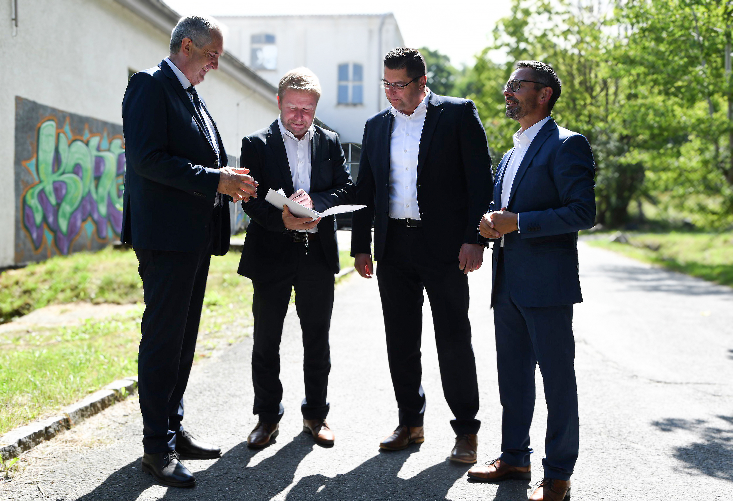 Bild vergr&ouml;&szlig;ern: Staatsminister Thomas Schmidt &uuml;berreichte  Landrat Thomas Hennig und B&uuml;rgermeister Marco Siegemund den F&ouml;rdermittelbescheid.