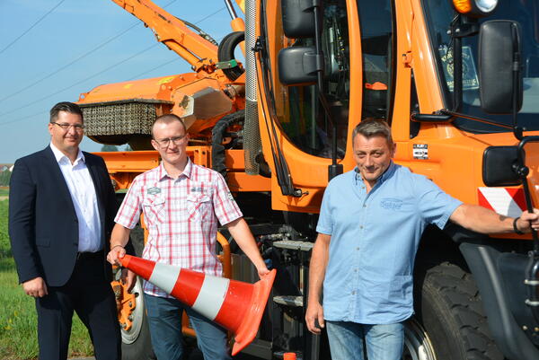 Bild vergr&ouml;&szlig;ern: Auf dem Bild sieht man Landrat Thomas Hennig (links) und Stra&szlig;enmeister Sven Reipert (rechts) von der Stra&szlig;enmeisterei Adorf mit dem frischgebackenen Stra&szlig;enw&auml;rter Leon Kunstmann (Mitte).