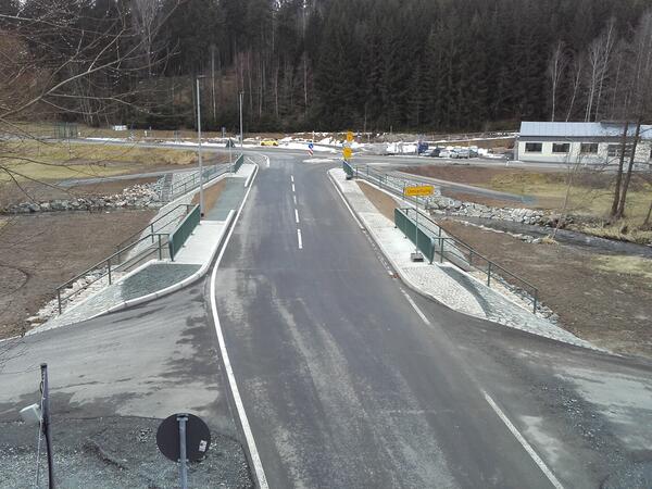 Bild vergr&ouml;&szlig;ern: Sicht auf die neuen Bauwerke und die erneuerte Stra�e.
