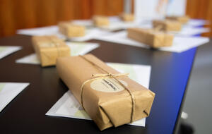 Bild vergr&ouml;&szlig;ern: Geschenke und Zeugnisse