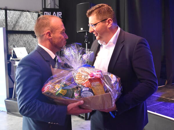Bild vergr&ouml;&szlig;ern: Landrat Thomas Hennig (rechts )&uuml;bergibt an den Ortsbeauftragten des THW Reichenbach Mario Duda einen Pr&auml;sentkorb.