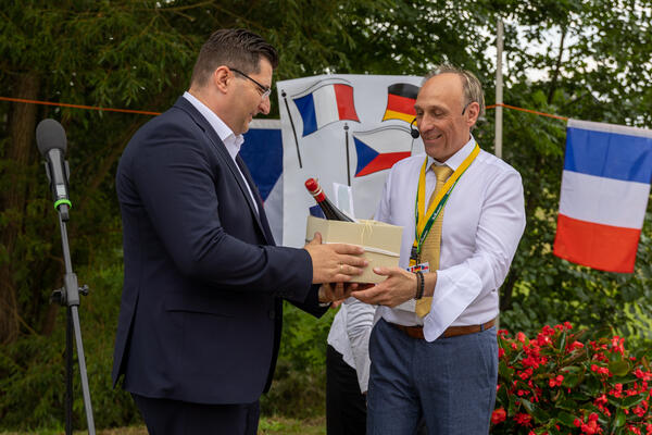 Bild vergr&ouml;&szlig;ern: Landrat Thomas Hennig (links) �bergibt an Projektinitiator Laurent Guillet ein Pr�sent.