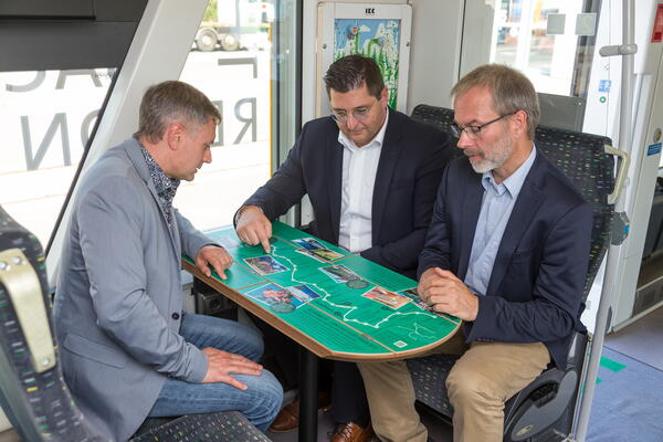 Bild vergr&ouml;&szlig;ern: EgroNet-Gesch&auml;ftsf&uuml;hrer Michael Barth, Landrat Thomas Hennig und L&auml;nderbahn-Gesch&auml;ftsf&uuml;hrer Wolfgang Pollety (von links nach rechts) im neu ausgestatteten RegioShuttle der Vogtlandbahn.