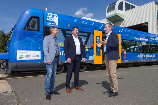 Bild vergr&ouml;&szlig;ern: EgroNet-Gesch�ftsf�hrer Michael Barth, Landrat Thomas Hennig und L�nderbahn-Gesch�ftsf�hrer Wolfgang Pollety (von links nach rechts) vor dem RegioShuttle der Vogtlandbahn.