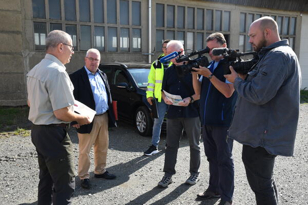 Bild vergr&ouml;&szlig;ern: Vor mehreren Medienvertretern haben Uwe Lang, Leiter des Amtes f�r Kataster und Geoinformation, Kay Oertel, Leiter der Forstbeh�rde und die beiden Drohnenpiloten Details und Einsatzm�glichkeiten der Drohne erl�utert.