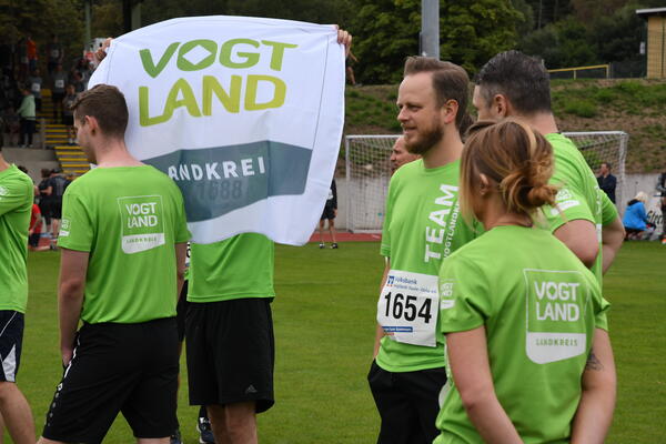 Bild vergr&ouml;&szlig;ern: Wir halten die Fahne f&uuml;r das Vogtland hoch: das Laufteam der Landkreisverwaltung war mit 40 Personen vertreten.