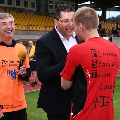 Landrat Thomas Hennig bei der Siegerehrung zum Firmenlauf