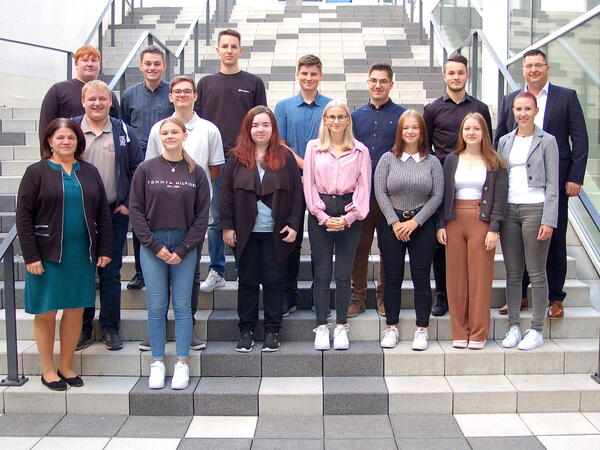 Bild vergr&ouml;&szlig;ern: Die neuen Auszubildenden und Studenten des Landratsamtes Vogtlandkreis wurden von Landrat Thomas Hennig (rechts) und der Ausbildungsleiterin Heike D&ouml;lling (links) begr&uuml;&szlig;t.