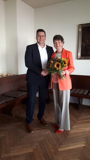 Bild vergr&ouml;&szlig;ern: Landrat Thomas Hennig mit B&uuml;rgermeisterin Kerstin Sch&ouml;niger, seiner Nachfolgerin, der frisch gew&auml;hlten Vorsitzenden des SSG-Kreisverbandes Vogtland
