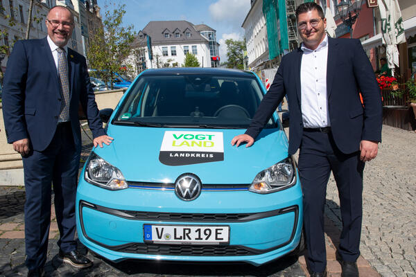 Bild vergr&ouml;&szlig;ern: Steffen Zenner, Oberb&uuml;rgermeister von Plauen und Thomas Hennig, Landrat des Vogtlandkreises (v.l.) mit dem himmelblauen E!Up, der fester Bestandteil der Flotte der Landkreisverwaltung ist.