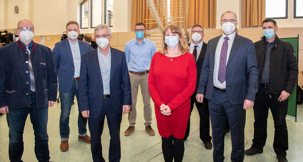 Bild vergr&ouml;&szlig;ern: Landrat Rolf Keil (3.von links) zusammen mit der S&auml;chsischen Gesundheitsministerin Petra K&ouml;pping und weiteren B&uuml;rgermeistern bei der Er&ouml;ffnung des Impfzentrums in Plauen.