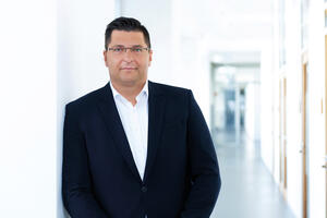 Bild vergr&ouml;&szlig;ern: Das Bild zeigt Landrat Thomas Hennig an einer Wand im Landratsamt lehnend