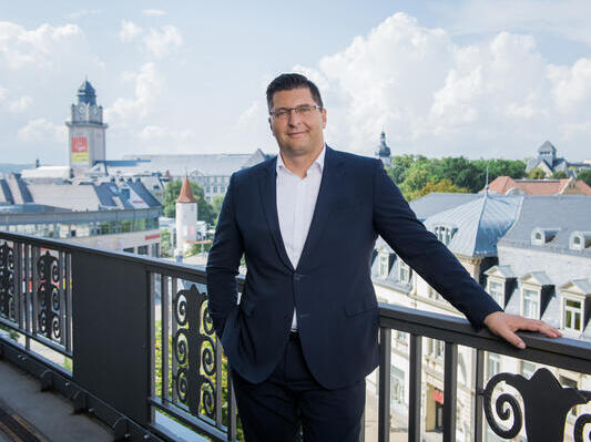 Bild vergr&ouml;&szlig;ern: Das Bild zeigt Landrat Thomas Hennig auf dem Balkon des Landratsamtes
