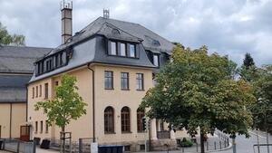 Bild vergr&ouml;&szlig;ern: Das Bild zeigt das Rodewischer Rathaus. Auf dem Dach befindet sich eine der neuen Sirenen.