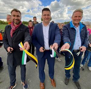 Bild vergr&ouml;&szlig;ern: Schnitten die B&auml;nder durch: Gesch&auml;ftsf&uuml;hrer J&ouml;rg N&ouml;bel (HTR GmbH), Landrat Thomas Hennig, Steffen Fischer, stv. B&uuml;rgermeister Gemeinde P&ouml;hl.