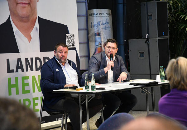 Bild vergr&ouml;&szlig;ern: Landrat Thomas Hennig bei der Veranstaltung "Hennig Direkt" in Markneukirchen.
