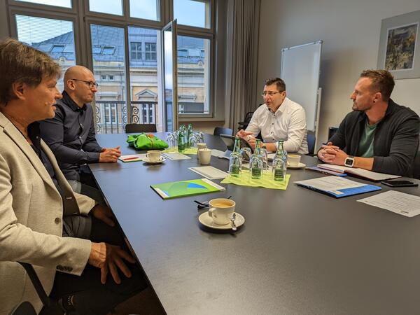 Bild vergr&ouml;&szlig;ern: Landrat Thomas Hennig (2.von rechts) im Gespr�ch mit Vertretern des Kreissportbundes Vogtland.