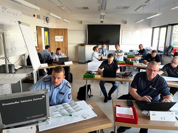 Bild vergr&ouml;&szlig;ern: Das Bild zeigt die verschiedenen Vertreter der technischen Einsatzleitung, die im Katastrophenfall f&uuml;r den operativen Einsatz zusammenkommt.