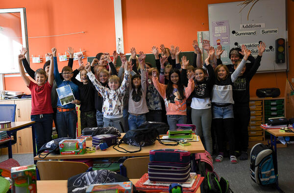 Bild vergr&ouml;&szlig;ern: Die Kinder der 4. Klasse der Grundschule Eichigt freuten sich sehr &uuml;ber den Preis.