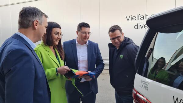 Bild vergr&ouml;&szlig;ern: Gregor G&ouml;tz (GF Vowalon), Mareen G&ouml;tz (GF Vowalon), Landrat Thomas Hennig (stellv. Vorstandsvorsitzender Tourismusverband Vogtland e.V.), Dr. Andreas Kraus (GF Tourismusverband Vogtland e.V.)