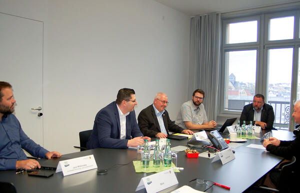 Bild vergr&ouml;&szlig;ern: Landrat Thomas Hennig (zweiter von links) stellte die ersten beiden Online-Antr&auml;ge gemeinsam mit Vertretern der Landkreisverwaltung den Medien vor.