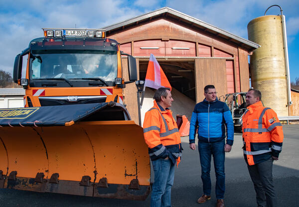 Bild vergr&ouml;&szlig;ern: Das Bild zeigt Landrat Thomas Hennig, Amtsleiter Alexander Maul und Stra&szlig;enmeister Sven Reipert auf dem Hof der Stra&szlig;enmeisterei in Adorf. Dahinter ist ein Salzlager und ein Schneepflug zu sehen.