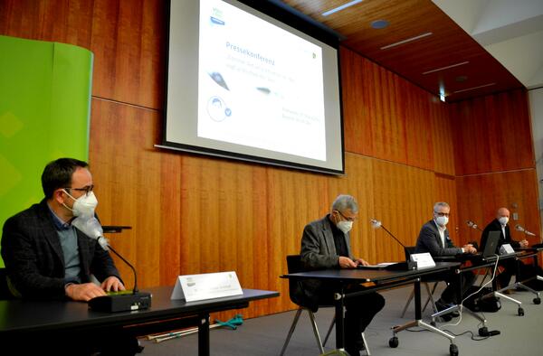 Bild vergr&ouml;&szlig;ern: Im Bild von links: Dr. Thomas Schmidt (&Auml;rztlicher Direktor am Klinikum Oberg&ouml;ltzsch in Rodewisch), Landrat Rolf Keil, Dr. Oliver Schilling (&Auml;rztlicher Direktor am Helios Vogtland-Klinikum Plauen) und Jan M&uuml;ller (Gesch&auml;ftsf&uuml;hrer der Paracelsus-Kliniken Sachsen). Foto: Karsten Repert