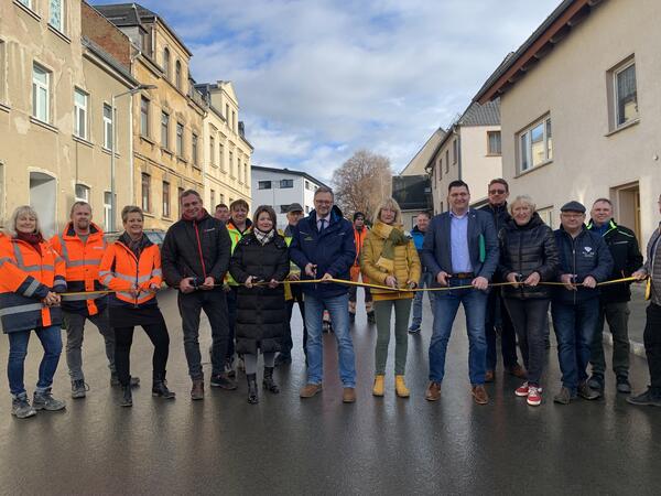 Bild vergr&ouml;&szlig;ern: Im Beisein der zust&auml;ndigen Baufirmen und dem Amt f&uuml;r Stra&szlig;enunterhalt und Instandsetzung haben Landrat Thomas Hennig und Reichenbachs Oberb&uuml;rgermeister Raphael K&uuml;rzinger den Bauabschnitt &uuml;bergeben.