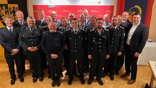 Bild vergr&ouml;&szlig;ern: Landrat Thomas  Hennig (r.) und Kreisbrandmeister Gerd P�rzel (l.) �bergaben an die Kameraden der Freiwilligen Feuerwehren das Ehrenzeichen am Band in Silber f�r 25-j�hrige Mitgliedschaft
